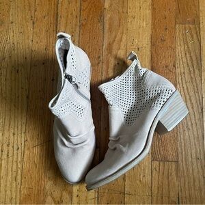 Sofft Shoes Dusty White Leather Eyelet Booties Size 10